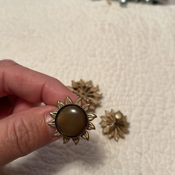 Vintage Pin and clip earring set. Flower design with brown center. Gold toned. - Picture 3 of 7